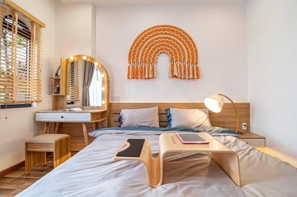 Łóżko drewniane - jak zaaranżować sypialnię?