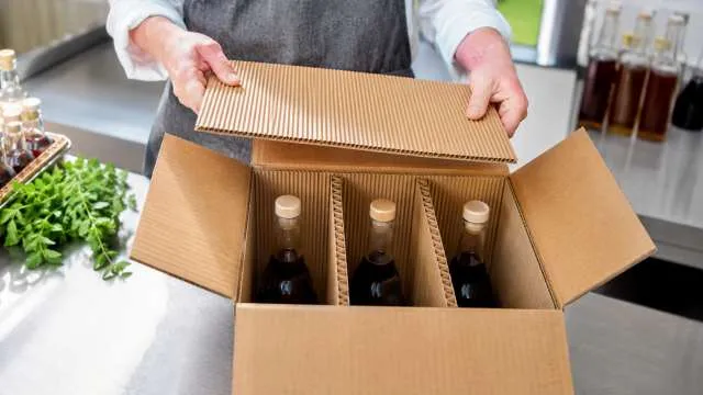 Jak sposób zamknięcia kartonów na butelki wpływa na bezpieczeństwo transportu?